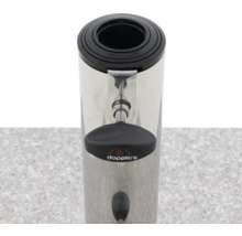 Doppler Logo auf einem Sonnenschirmständer.