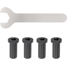 Schraubenschlüssel und vier Distanzhülsen