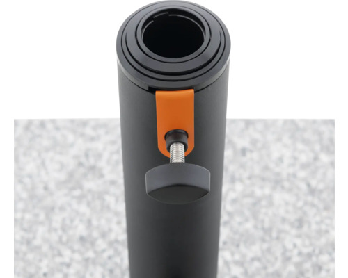 Aufgerollte, schwarze Fitnessmatte mit orangem Verschluss