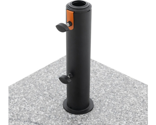 Schirmständer aus Metall mit Feststellschrauben auf Steinplatte