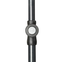 Detailaufnahme eines Sonnenschirmstocks mit Doppler Logo.