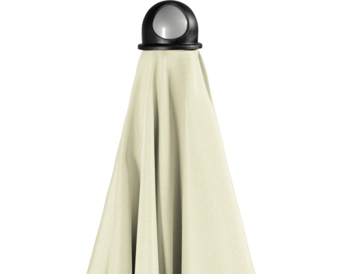 Geschlossener Sonnenschirm mit hellem Stoff