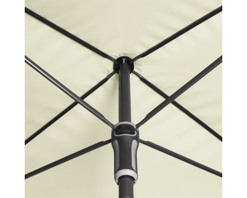 Detailansicht eines Sonnenschirms mit schwarzem Gestell und hellem Schirmstoff.