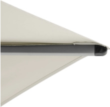 Detailansicht einer Markise mit grauem Gestell und hellem Markisenstoff.