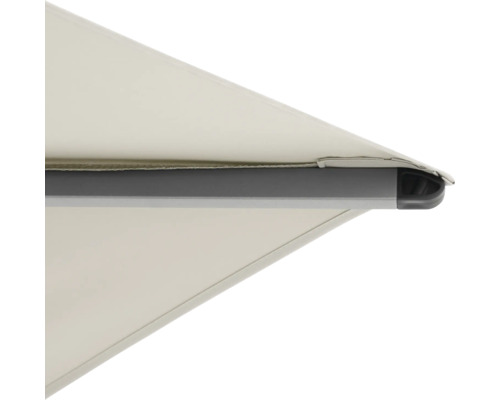 Detailansicht einer Markise mit grauem Gestell und hellem Markisenstoff.