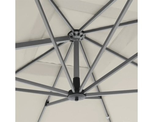 Innenansicht eines Sonnenschirms mit Metallgestell und Stoffbespannung.