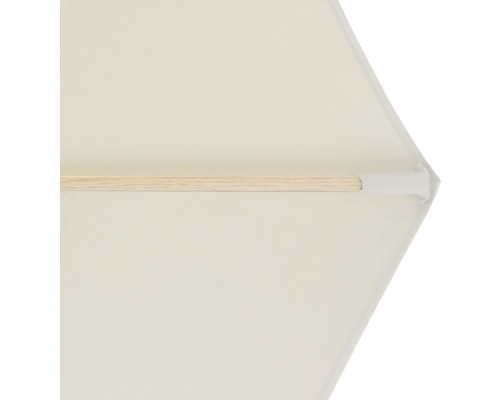 Detailansicht eines Sonnenschirms mit hellem Stoff und Holzstreben