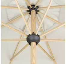 Detailansicht von einem Gartenschirm mit Holzgestell und Mittelstange