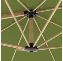 Unteransicht eines Sonnenschirms mit Holzgestell und Schirmdach