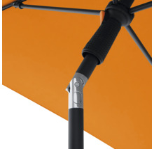 Detailaufnahme eines Sonnenschirms mit schwarzem Gestell und orangefarbenem Schirmdach