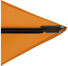 Detailansicht eines Sonnenschirmdachs mit schwarzem Gestell