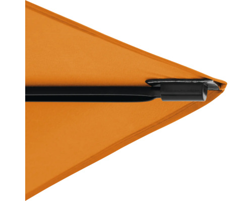 Detailansicht eines Sonnenschirmdachs mit schwarzem Gestell