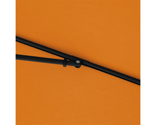 Detailansicht eines Sonnenschirms mit schwarzem Gestell