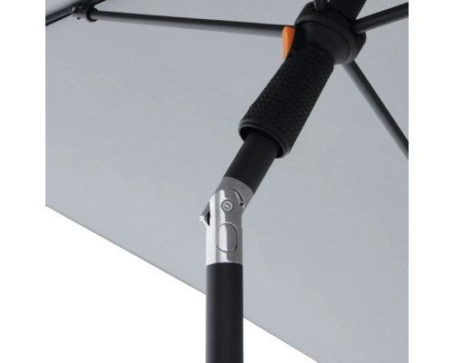 Detailaufnahme eines Sonnenschirms mit schwarzem Gestell und hellgrauem Schirmstoff.