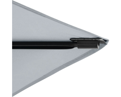 Detailansicht eines Sonnenschirms mit Gestell