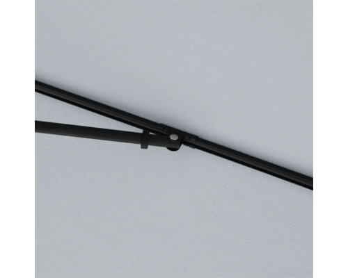 Detailaufnahme eines Sonnenschirms mit Metallgestell