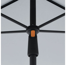 Detailansicht eines geöffneten Sonnenschirms mit schwarzem Gestell und einem Betätigungsknopf