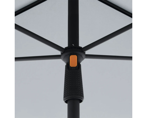 Detailansicht eines geöffneten Sonnenschirms mit schwarzem Gestell und einem Betätigungsknopf