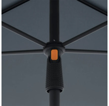 Ansicht der Unterseite eines Sonnenschirms mit Befestigungselementen