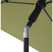 Detailansicht eines Gartenschirms mit schwarzem Gestell und neigbarem Schirmdach.