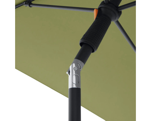 Detailansicht eines Gartenschirms mit schwarzem Gestell und neigbarem Schirmdach.
