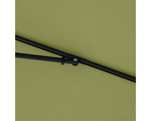 Detailansicht eines Sonnenschirms mit schwarzem Gestell