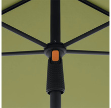 Detailansicht eines Sonnenschirms mit Öffnungsmechanismus