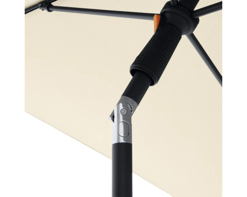 Detailansicht eines Sonnenschirms mit schwarzem Gestell und hellem Schirmdach