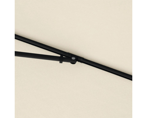 Detailaufnahme eines Sonnenschirms mit schwarzem Gestell und hellem Bezug