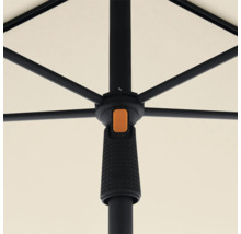 Detailansicht eines Gartenschirms mit schwarzem Gestell und hellem Schirmdach