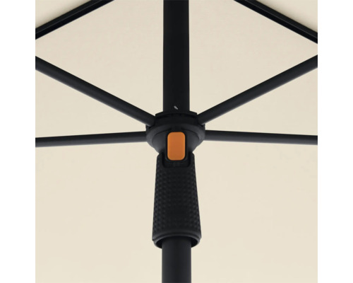 Detailansicht eines Gartenschirms mit schwarzem Gestell und hellem Schirmdach