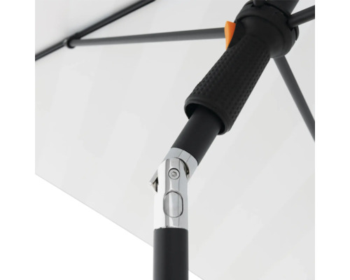 Detailansicht eines Sonnenschirms mit Griff und Gelenkstück