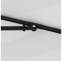 Detailaufnahme des Scharniermechanismus eines Sonnenschirms