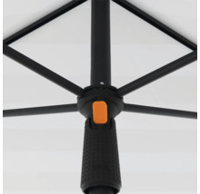 Detailansicht der Streben und des Griffs eines Sonnenschirms