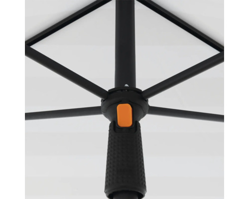 Detailansicht der Streben und des Griffs eines Sonnenschirms