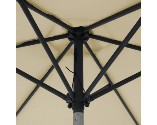 Blick von unten auf einen Sonnenschirm mit Strebenkonstruktion