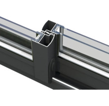 Detailansicht eines Schiebefensters mit Aluminiumrahmen und Glas