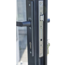 Nahaufnahme eines Türschlosses mit Griff und Schlüssel