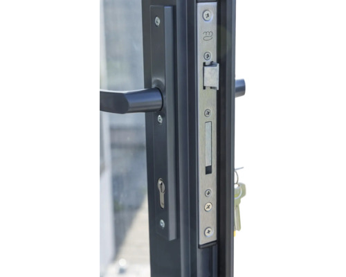 Nahaufnahme eines Türschlosses mit Griff und Schlüssel