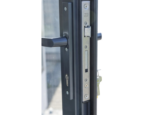 Nahaufnahme eines Türbeschlags mit Schlüssel und Griff