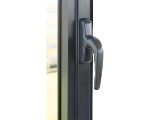 Detailansicht eines Fenstergriffs an einem Fensterrahmen