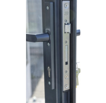 Detailansicht eines Türschlosses mit Griff und Schlüsselloch