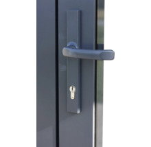 Nahaufnahme einer grauen Tür mit Griff und Yale-Schloss