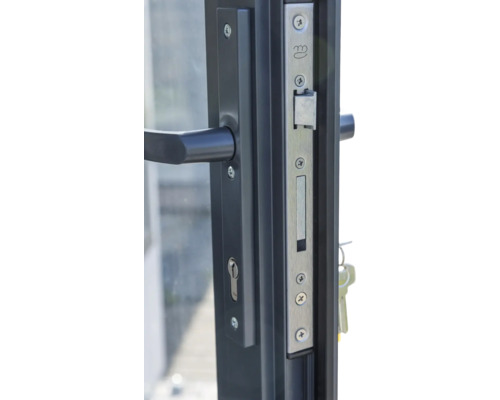 Nahaufnahme eines Türschlosses mit Griff und Schlüssel