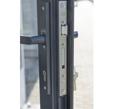 Detailaufnahme eines Türschlosses mit Griff