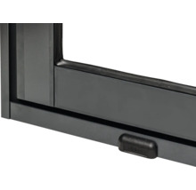 Detailansicht eines schwarzen Kunststofffensters mit Fenstergriff