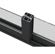 Detailansicht eines Aluminiumfensters mit Rahmen und Glas