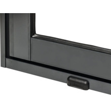 Detailansicht eines schwarzen Fensterrahmens mit Fenstergriff