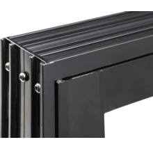 Detailansicht eines schwarzen Aluminiumfensterrahmens mit Schrauben