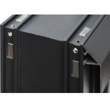 Detailansicht eines schwarzen Aluminiumprofils mit Magneten und Schraubenlöchern